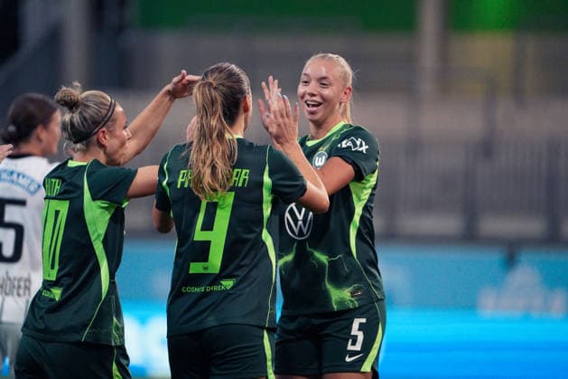 Deutschland: Fussball UEFA Women s Europa Cup 2026 2027, 2. Qualifikationsrunde, Hinspiel - VfL Wolfsburg vs SK Sturm Graz - AOK Stadion (Wolfsburg): Tor und Torjubel zum Lara PraÅ¡nikar Lara Prasnikar (VfL Wolfsburg Women, 9) Ella Peddemors (VfL Wolfsburg Women, 5) Copyright: xAymanxAlahmedx