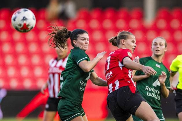 EINDHOVEN , 23-09-2026 , Ten Cate stadium De Herdgang , season 2026 2027 , UEFA Women™s Europa Cup , football , match between PSV and Fortuna Hjorring , picture shows PSV player Lore Jacobs , Fortuna Hjorring player Kaitlyn Parcell PSV - Fortuna Hjorring  x207462863x Copyright: