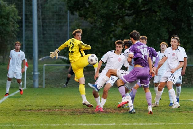 Maurice Merkl (22, TSV Landsberg) mit Team (TSV Landsberg) und Team (FC Ingolstadt 04) beim Spiel zwischen TSV Landsberg v FC Ingolstadt 04, Fussball, Herren, Toto-Pokal, 2026 2027, Viertelfinale am 23.09.2026 in Landsberg am Lech, Sportpark. Bayern Deutschland