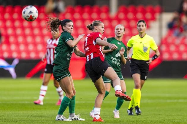 EINDHOVEN , 23-09-2026 , Ten Cate stadium De Herdgang , season 2026 2027 , UEFA Women™s Europa Cup , football , match between PSV and Fortuna Hjorring , picture shows PSV player Lore Jacobs , Fortuna Hjorring player Kaitlyn Parcell PSV - Fortuna Hjorring  x207462864x Copyright: