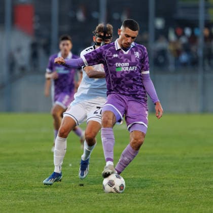 Ognjen Drakulic (30, FC Ingolstadt 04) im Hintergrund, Kilian Pittrich (21, TSV Landsberg) beim Spiel zwischen TSV Landsberg v FC Ingolstadt 04, Fussball, Herren, Toto-Pokal, 2026 2027, Viertelfinale am 23.09.2026 in Landsberg am Lech, Sportpark. Bayern Deutschland