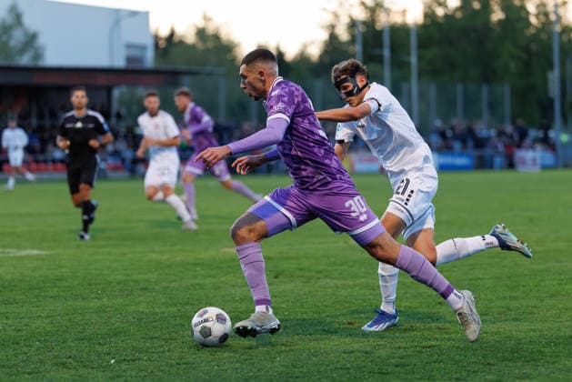 Ognjen Drakulic (30, FC Ingolstadt 04) im Hintergrund, Kilian Pittrich (21, TSV Landsberg) beim Spiel zwischen TSV Landsberg v FC Ingolstadt 04, Fussball, Herren, Toto-Pokal, 2026 2027, Viertelfinale am 23.09.2026 in Landsberg am Lech, Sportpark. Bayern Deutschland