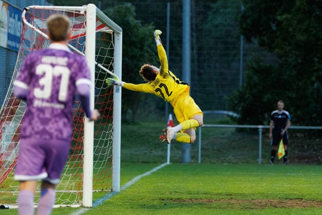 Glanzparade durch Maurice Merkl (22, TSV Landsberg) beim Spiel zwischen TSV Landsberg v FC Ingolstadt 04, Fussball, Herren, Toto-Pokal, 2026 2027, Viertelfinale am 23.09.2026 in Landsberg am Lech, Sportpark. Bayern Deutschland