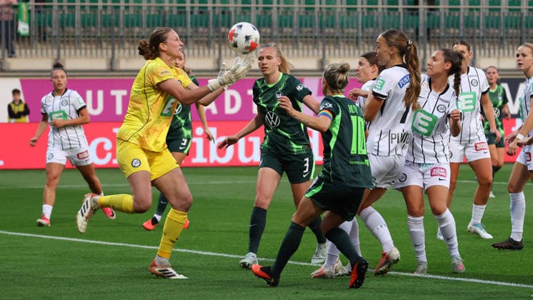 VfL vs. Graz, EL Quali Frauen, Wolfsburg, 23.09.2026, Fußball, Frauen, VfL Wolfsburg vs. SK Sturm Graz, UEFA Women s Europa Cup Qualifikation, 2. Runde, Saison 2026 2027: Torfrau Sarah-Lisa Dübel (Graz), Lieske Carleer (VfL Wolfsburg), Svenja Huth (VfL Wolfsburg) AOK Stadion Niedersachsen Deutschland
