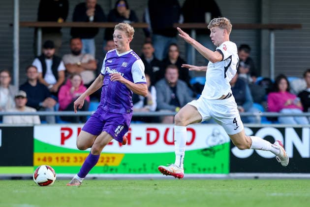 2026.09.23, xkwix, Fußball, Testspiel, SC Wiedenbrück - VfL Osnabrück, Jahnstadion, Testspiel, Saison 2026 2027: Leon Opitz (VfL Osnabrueck 19) im Zweikampf gegen Julius Bochmann (SC Wiedenbrueck 4) DFB regulations prohibit any use of photographs as image sequences and or quasi-video. Photo: xKamilxWilkowskixPressefotoKochx Nordrhein-Westfalen Deutschland