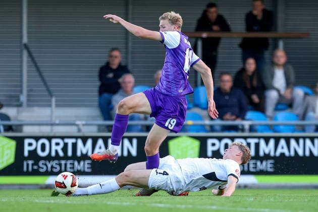 2026.09.23, xkwix, Fußball, Testspiel, SC Wiedenbrück - VfL Osnabrück, Jahnstadion, Testspiel, Saison 2026 2027: Leon Opitz (VfL Osnabrueck 19) im Zweikampf gegen Julius Bochmann (SC Wiedenbrueck 4) der graetscht DFB regulations prohibit any use of photographs as image sequences and or quasi-video. Photo: xKamilxWilkowskixPressefotoKochx Nordrhein-Westfalen Deutschland