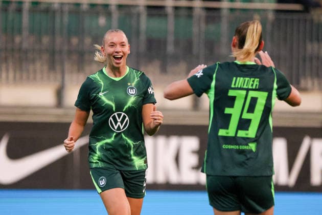 Wolfsburg, Deutschland: 23.09.2026 - UEFA Women™s Europa Cup - Hinrunde - VfL Wolfsburg Frauen vs. Sturm Graz Frauen Im Bild: v.li. Torschützin Ella Peddemors (Wolfsburg) macht das Tor zum 1:0 für Wolfsburg und jubelt mit Sarai Linder (Wolfsburg) Copyright: HMBxMedia MadeleinexFantini