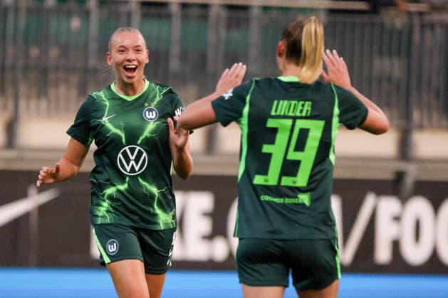 Wolfsburg, Deutschland: 23.09.2026 - UEFA Women™s Europa Cup - Hinrunde - VfL Wolfsburg Frauen vs. Sturm Graz Frauen Im Bild: v.li. Torschützin Ella Peddemors (Wolfsburg) macht das Tor zum 1:0 für Wolfsburg und jubelt mit Sarai Linder (Wolfsburg) Copyright: HMBxMedia MadeleinexFantini