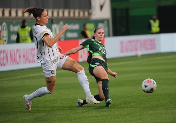 Lilla Sipos (SK Sturm Graz), Smilla Vallotto (VfL Wolfsburg) Fussball, Frauen, Saison 2026 2027, UEFA, Womens Europa Cup Qualifikation, 2.Runde, AOK stadion Wolfsburg, VfL Wolfburg gegen Sturm Graz