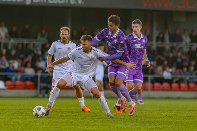 Landsberg, Deutschland 23. September 2026: Toto-Pokal - Bayerischer Landespokal - 2026 2027 - Viertelfinale - TSV 1882 Landsberg gegen FC Ingolstadt 04 Im Bild: v. li. im Zweikampf Marco Luburic (TSV 1882 Landsberg) und Frederik Carlsen (FCI) TSV Sportpark Bayern Copyright: xFotostandx xSchäferx