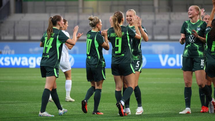 VfL vs. Graz, EL Quali Frauen, Wolfsburg, 23.09.2026, Fußball, Frauen, VfL Wolfsburg vs. SK Sturm Graz, UEFA Women s Europa Cup Qualifikation, 2. Runde, Saison 2026 2027: Lara Prasnikar (VfL Wolfsburg) jubelt mit der Mannschaft nach ihrem Tor zum 2:0 AOK Stadion Niedersachsen Deutschland