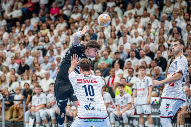 DHB Pokal; TV Hüttenberg - THW Kiel, 23.09.26 Rasmus Ankermann (THW Kiel, 22), Paul Ohl (TV Hüttenberg, 10), Danil Dyatlov (TV Hüttenberg, 47) DHB Pokal; TV Hüttenberg - THW Kiel: Wetzlar, 23.09.26 Copyright: xBEAUTIFULxSPORTS Roeczeyx