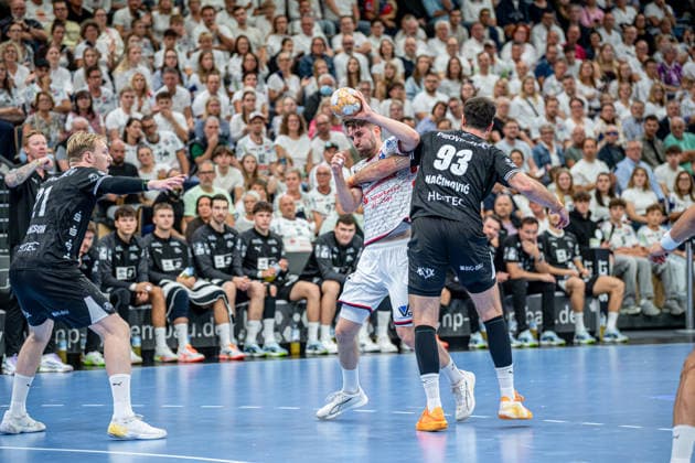 DHB Pokal; TV Hüttenberg - THW Kiel, 23.09.26 David Kuntscher (TV Hüttenberg, 97), Veron Nacinovic (THW Kiel, 93), Eric Johansson (THW Kiel, 21) DHB Pokal; TV Hüttenberg - THW Kiel: Wetzlar, 23.09.26 Copyright: xBEAUTIFULxSPORTS Roeczeyx