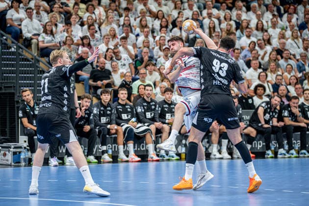 DHB Pokal; TV Hüttenberg - THW Kiel, 23.09.26 David Kuntscher (TV Hüttenberg, 97), Veron Nacinovic (THW Kiel, 93), Eric Johansson (THW Kiel, 21) DHB Pokal; TV Hüttenberg - THW Kiel: Wetzlar, 23.09.26 Copyright: xBEAUTIFULxSPORTS Roeczeyx