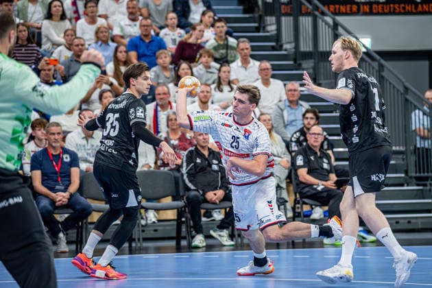 DHB Pokal; TV Hüttenberg - THW Kiel, 23.09.26 Torsten Anselm (TV Hüttenberg, 25), Domen Makuc (THW Kiel, 35), Elias Ellefsen a Skipagotu (THW Kiel, 71) DHB Pokal; TV Hüttenberg - THW Kiel: Wetzlar, 23.09.26 Copyright: xBEAUTIFULxSPORTS Roeczeyx