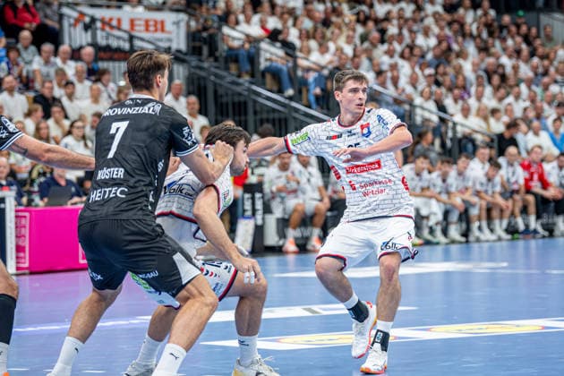 DHB Pokal; TV Hüttenberg - THW Kiel, 23.09.26 Torsten Anselm (TV Hüttenberg, 25), Julian Köster (THW Kiel, 7), Vit Reichl (TV Hüttenberg, 19) DHB Pokal; TV Hüttenberg - THW Kiel: Wetzlar, 23.09.26 Copyright: xBEAUTIFULxSPORTS Roeczeyx