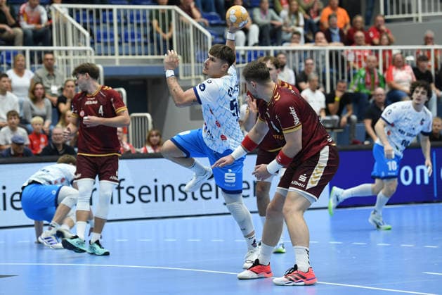 Handball DHB-Pokal Männer 2. Runde TuSEM Essen - 1. VfL Potsdam am 23.09.2026 im Sportpark Am Hallo in Essen Tomasso Romei ( Potsdam ), hinteb - Tim Rozman ( Essen ), vorne
