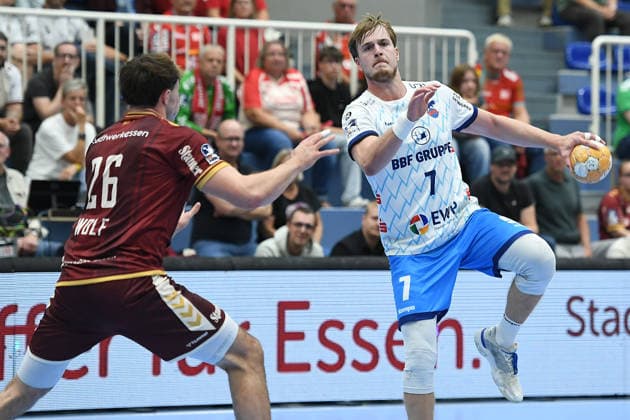 Handball DHB-Pokal Männer 2. Runde TuSEM Essen - 1. VfL Potsdam am 23.09.2026 im Sportpark Am Hallo in Essen Tom Wolf ( Essen ), links - Nicolas Paulnsteiner ( Potsdam ), rechts