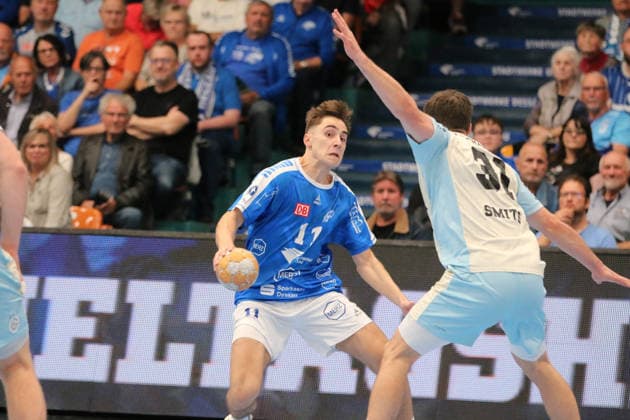 23.09.2026 Handball Herren 2026 2027 DHB-Pokal 2. Runde Dessau-Roßlauer HV 06 - VfL Gummersbach Anhalt Arena Dessau Alen Hadzimuhamedovic (Dessau, 11, blau) ist am Ball. Kay Smits (Gummersbach, 31, weiß) stellt den Laufweg zu. Dessau-Roßlau Sachsen-Anhalt Deutschland