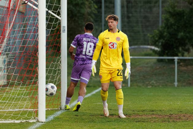 Maurice Merkl (22, TSV Landsberg) kann das Tor zum 0 : 1 nicht verhindern beim Spiel zwischen TSV Landsberg v FC Ingolstadt 04, Fussball, Herren, Toto-Pokal, 2026 2027, Viertelfinale am 23.09.2026 in Landsberg am Lech, Sportpark. Bayern Deutschland