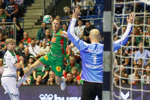 23.09.2026, xgox, Handball - DHB Pokal 2. Runde SC Magdeburg - HSG Wetzlar emspor, v.l. Felix Claar (Magdeburg, 7) wirft Tor, Torschuetze, erzielt Tor, Treffer, scores the goal Magdeburg