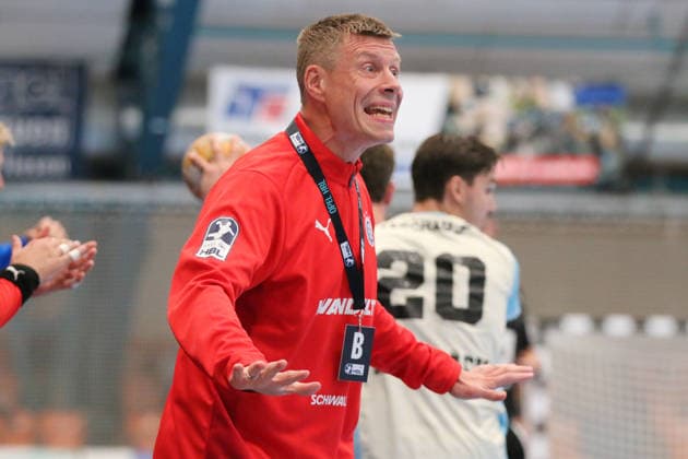 23.09.2026 Handball Herren 2026 2027 DHB-Pokal 2. Runde Dessau-Roßlauer HV 06 - VfL Gummersbach Anhalt Arena Dessau Gudjon Sigurdsson (Gummersbach, Trainer) mit Anweisungen an sein Team. Dessau-Roßlau Sachsen-Anhalt Deutschland