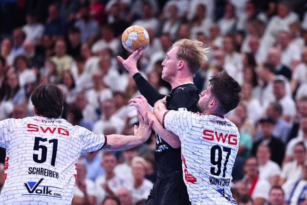 Eric Johansson (THW Kiel, 21) im Zweikampf mit Dave Kuntscher (TV Huettenberg, 97, rechts) GER, TV Huettenberg vs THW Kiel, Handball, DHB-Pokal, 2. Runde, Spielzeit 2026 2027, 23.09.2026 GER, TV Huettenberg vs THW Kiel, Handball, DHB-Pokal, 2. Runde, Spielzeit 2026 2027, 23.09.2026 Wetzlar Copyright: xEibner-Pressefoto RenexWeissx EP_RWS
