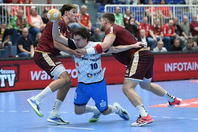 Handball DHB-Pokal Männer 2. Runde TuSEM Essen - 1. VfL Potsdam am 23.09.2026 im Sportpark Am Hallo in Essen Tom Wolf ( Essen ), links - Giacomo Savini ( Potsdam ), mitte - Tim Rozman ( Essen ), rechts