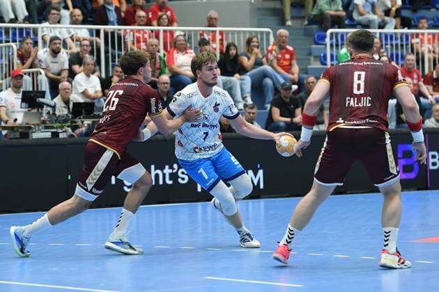 Handball DHB-Pokal Männer 2. Runde TuSEM Essen - 1. VfL Potsdam am 23.09.2026 im Sportpark Am Hallo in Essen Tom Wolf ( Essen ), links - Nicolas Paulnsteiner ( Potsdam ), mitte - Tim Rozman ( Essen ), rechts