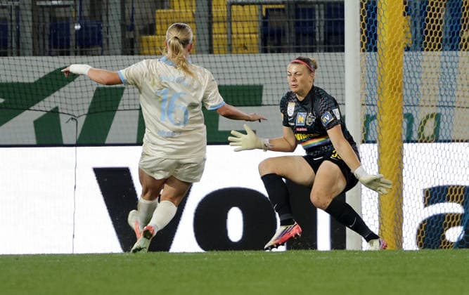 SOCCER - WEC, St.Poelten vs Malmoe SANKT POELTEN,AUSTRIA,23.SEP.26 - SOCCER - UEFA Women s Europa Cup, qualification, SKN Sankt Poelten vs Malmoe FF. Image shows Tuva Skoog (Malmoe) and Carina Schlueter (St.Poelten).  GEPAxpictures xWalterxLuger