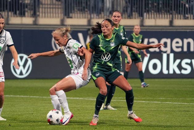 Deutschland: Fussball UEFA Women s Europa Cup 2026 2027, 2. Qualifikationsrunde, Hinspiel - VfL Wolfsburg vs SK Sturm Graz - AOK Stadion (Wolfsburg): im Zweikampf Kessya Bussy (VfL Wolfsburg Women, 19) Linda Popofsits (Sturm Graz, 16) Copyright: xAymanxAlahmedx
