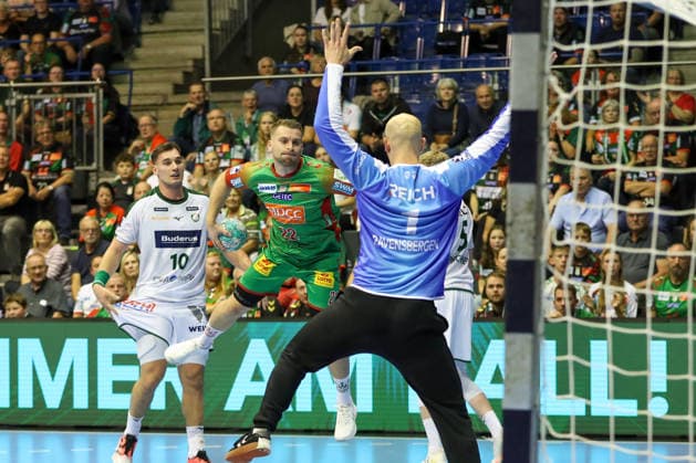 23.09.2026, xgox, Handball - DHB Pokal 2. Runde SC Magdeburg - HSG Wetzlar emspor, v.l. Lukas Mertens (Magdeburg, 22) wirft Tor, Torschuetze, erzielt Tor, Treffer, scores the goal Magdeburg