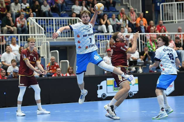 Handball DHB-Pokal Männer 2. Runde TuSEM Essen - 1. VfL Potsdam am 23.09.2026 im Sportpark Am Hallo in Essen Nicolas Paulnsteiner ( Potsdam ), vorne