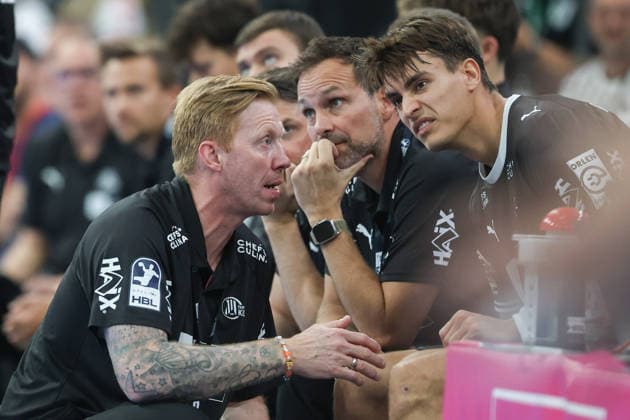 TV Hüttenberg - THW Kiel, DHB-Pokal Trainer Boerge Lund (THW Kiel) im Gespräch mit Julian Köster (THW Kiel, 7). DHB-Pokalspiel der 2. Runde zwischen dem TV Hüttenberg und dem THW Kiel am 23. September 2026 in der Buderus-Arena in Wetzlar., Wetzlar Hessen Deutschland Buderus-Arena