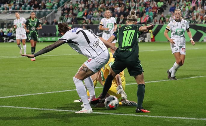 Hierv erzielt Svenja Huth (VfL Wolfsburg) das 4-0 gegen Sarah-Lisa Duebel (SK Sturm Graz) und Lilla Sipos (SK Sturm Graz) Fussball, Frauen, Saison 2026 2027, UEFA, Womens Europa Cup Qualifikation, 2.Runde, AOK stadion Wolfsburg, VfL Wolfburg gegen Sturm Graz