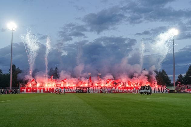 Feuer, Rauch, Bengalos vor dem Spiel Fortuna Duesseldorf vs. Schwarz-Weiss Alstaden, Fussball, Niederrheinpokal, 2.Runde, Saison 2026 27, 23.09.2026, DFL REGULATIONS PROHIBIT ANY USE OF PHOTOGRAPHS AS IMAGE SEQUENCES AND OR QUASI-VIDEO, Fortuna Duesseldorf vs. Schwarz-Weiss Alstaden, Fussball, Niederrheinpokal, 2.Runde, Saison 2026 27, 23.09.2026 Düsseldorf Copyright: xEibner-Pressefoto LukasxBaldygax EP_LBA