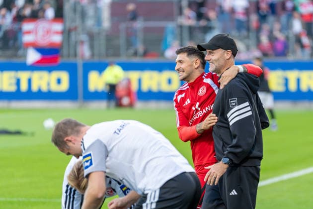 Matthias Zimmermann (Fortuna Düsseldorf, 25) klopft freudig Alexander Ende (Fortuna Düsseldorf, Trainer) auf die Brust, Freude Fortuna Duesseldorf vs. Schwarz-Weiss Alstaden, Fussball, Niederrheinpokal, 2.Runde, Saison 2026 27, 23.09.2026, DFL REGULATIONS PROHIBIT ANY USE OF PHOTOGRAPHS AS IMAGE SEQUENCES AND OR QUASI-VIDEO, Fortuna Duesseldorf vs. Schwarz-Weiss Alstaden, Fussball, Niederrheinpokal, 2.Runde, Saison 2026 27, 23.09.2026 Düsseldorf Copyright: xEibner-Pressefoto LukasxBaldygax EP_LBA