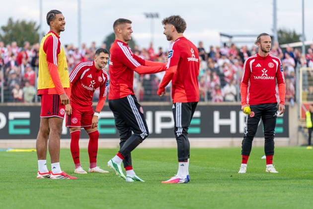 Elias Egouli (Fortuna Düsseldorf, 44), Matthias Zimmermann (Fortuna Düsseldorf, 25), Erik Wekesser (Fortuna Düsseldorf, 07), Fabian Schleusener (Fortuna Düsseldorf, 24), Jorrit Hendrix (Fortuna Düsseldorf, 08) beim aufwaermen als Ersatzspieler Fortuna Duesseldorf vs. Schwarz-Weiss Alstaden, Fussball, Niederrheinpokal, 2.Runde, Saison 2026 27, 23.09.2026, DFL REGULATIONS PROHIBIT ANY USE OF PHOTOGRAPHS AS IMAGE SEQUENCES AND OR QUASI-VIDEO, Fortuna Duesseldorf vs. Schwarz-Weiss Alstaden, Fussball, Niederrheinpokal, 2.Runde, Saison 2026 27, 23.09.2026 Düsseldorf Copyright: xEibner-Pressefoto LukasxBaldygax EP_LBA