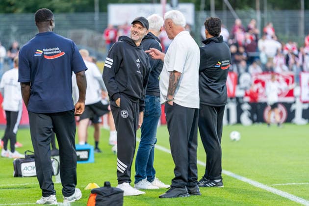 Alexander Ende (Fortuna Düsseldorf, Trainer) unterhaelt sich ausgelassen vor dem Spiel mit den Vernatwortlichen des heutigen Gegners Fortuna Duesseldorf vs. Schwarz-Weiss Alstaden, Fussball, Niederrheinpokal, 2.Runde, Saison 2026 27, 23.09.2026, DFL REGULATIONS PROHIBIT ANY USE OF PHOTOGRAPHS AS IMAGE SEQUENCES AND OR QUASI-VIDEO, Fortuna Duesseldorf vs. Schwarz-Weiss Alstaden, Fussball, Niederrheinpokal, 2.Runde, Saison 2026 27, 23.09.2026 Düsseldorf Copyright: xEibner-Pressefoto LukasxBaldygax EP_LBA