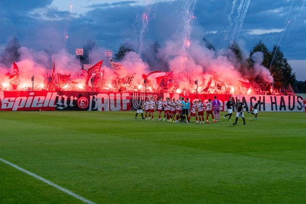 Feuer, Rauch, Bengalos vor dem Spiel Fortuna Duesseldorf vs. Schwarz-Weiss Alstaden, Fussball, Niederrheinpokal, 2.Runde, Saison 2026 27, 23.09.2026, DFL REGULATIONS PROHIBIT ANY USE OF PHOTOGRAPHS AS IMAGE SEQUENCES AND OR QUASI-VIDEO, Fortuna Duesseldorf vs. Schwarz-Weiss Alstaden, Fussball, Niederrheinpokal, 2.Runde, Saison 2026 27, 23.09.2026 Düsseldorf Copyright: xEibner-Pressefoto LukasxBaldygax EP_LBA