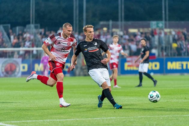 Eric Hottmann (Fortuna Düsseldorf, 09) und Danny Alkenbach (Schwarz-Weiss 09 36 Oberhausen-Alstaden, 07) im Zweikampf Fortuna Duesseldorf vs. Schwarz-Weiss Alstaden, Fussball, Niederrheinpokal, 2.Runde, Saison 2026 27, 23.09.2026, DFL REGULATIONS PROHIBIT ANY USE OF PHOTOGRAPHS AS IMAGE SEQUENCES AND OR QUASI-VIDEO, Fortuna Duesseldorf vs. Schwarz-Weiss Alstaden, Fussball, Niederrheinpokal, 2.Runde, Saison 2026 27, 23.09.2026 Düsseldorf Copyright: xEibner-Pressefoto LukasxBaldygax EP_LBA