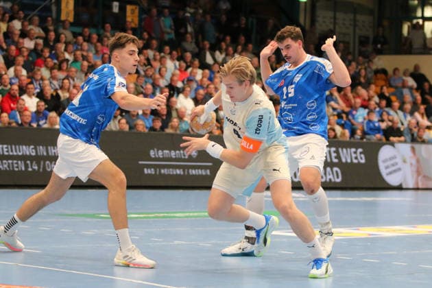 23.09.2026 Handball Herren 2026 2027 DHB-Pokal 2. Runde Dessau-Roßlauer HV 06 - VfL Gummersbach Anhalt Arena Dessau Ellidi VidarsÂ­son (Gummersbach, 4, weiß) am Ball. Marcel Nowak (Dessau, 15, blau) und Alen Hadzimuhamedovic (Dessau, 11, blau) kommen zu spät. Dessau-Roßlau Sachsen-Anhalt Deutschland
