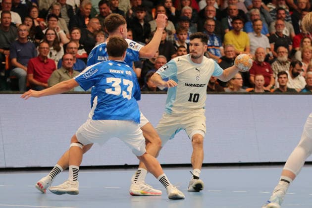 23.09.2026 Handball Herren 2026 2027 DHB-Pokal 2. Runde Dessau-Roßlauer HV 06 - VfL Gummersbach Anhalt Arena Dessau Alex DujshÂ­ebÂ­aev (Gummersbach, 10, weiß) am Ball. Alen Hadzimuhamedovic (Dessau, 11, blau) und Simon Sirot (Dessau, 33, blau) erwarten ihren Gegenspieler. Dessau-Roßlau Sachsen-Anhalt Deutschland