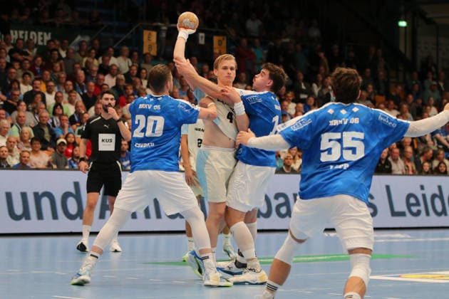 23.09.2026 Handball Herren 2026 2027 DHB-Pokal 2. Runde Dessau-Roßlauer HV 06 - VfL Gummersbach Anhalt Arena Dessau Marcel Nowak (Dessau, 15, blau) und Leon Ciudad (Dessau, 20, blau) haben Ellidi VidarsÂ­son (Gummersbach, 4, weiß) im Griff. Dessau-Roßlau Sachsen-Anhalt Deutschland