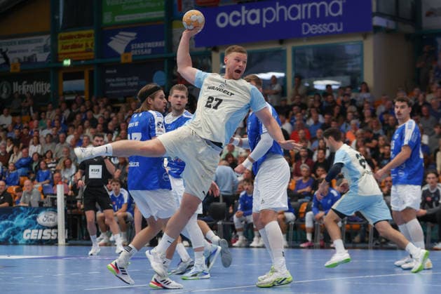 23.09.2026, xtgx, DHB-Pokal 2. Runde, Dessau-Rosslauer HV 06 - VfL Gummersbach emspor, v.l. Kristjan Horzen (Gummersbach, 27) wirft Tor, Torschuetze, erzielt Tor, Treffer, scores the goal Dessau