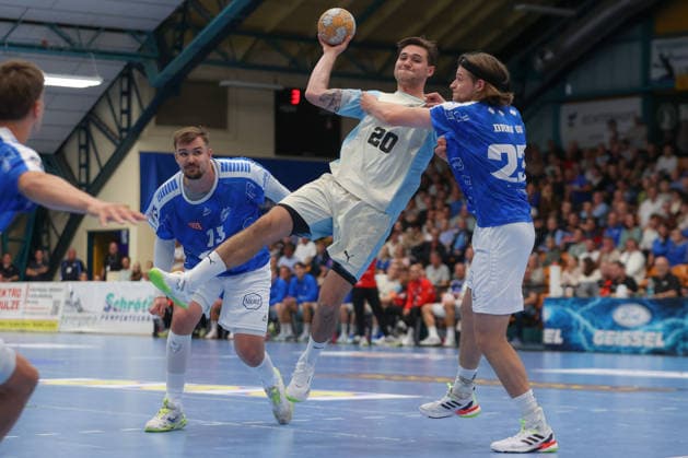 23.09.2026, xtgx, DHB-Pokal 2. Runde, Dessau-Rosslauer HV 06 - VfL Gummersbach emspor, v.l. Ludvig Hallbäck (Gummersbach, 20), Mika Schüler (Dessau, 23) Zweikampf, Duell, Kampf, tackle Dessau