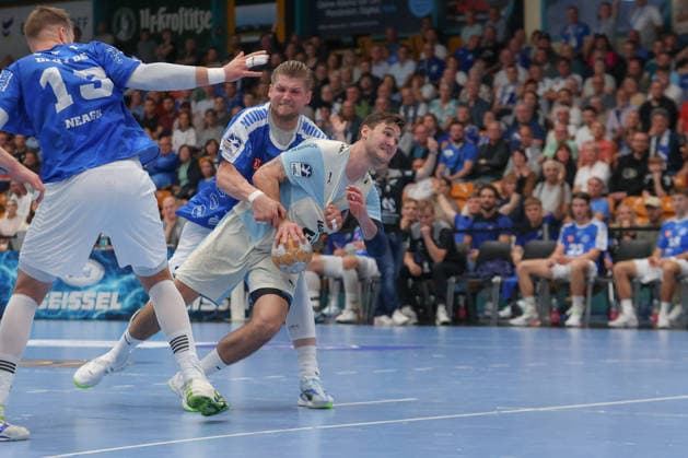 23.09.2026, xtgx, DHB-Pokal 2. Runde, Dessau-Rosslauer HV 06 - VfL Gummersbach emspor, v.l. Leon Ciudad Benitez (Dessau, 20), Ludvig Hallbäck (Gummersbach, 20) Zweikampf, Duell, Kampf, tackle Dessau