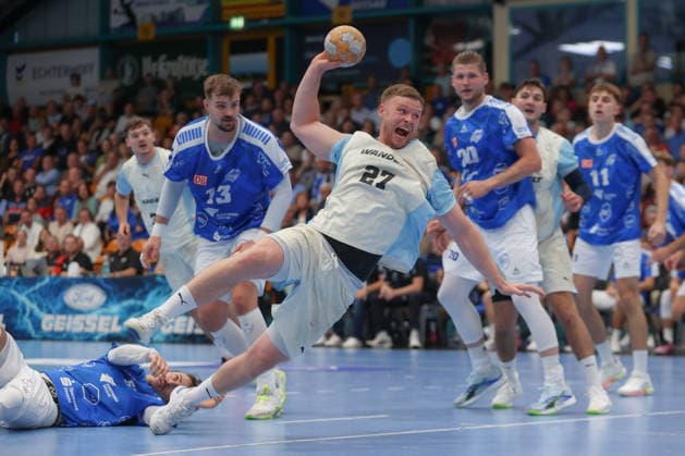 23.09.2026, xtgx, DHB-Pokal 2. Runde, Dessau-Rosslauer HV 06 - VfL Gummersbach emspor, v.l. Kristjan Horzen (Gummersbach, 27) wirft Tor, Torschuetze, erzielt Tor, Treffer, scores the goal Dessau