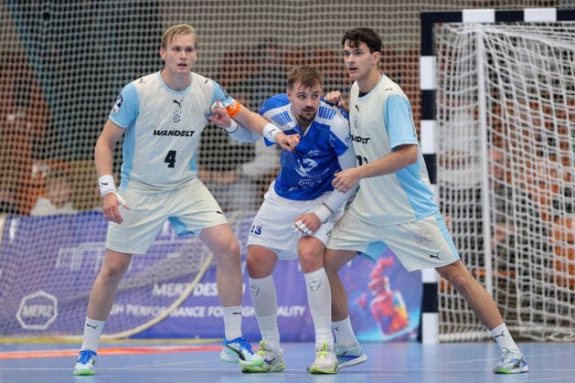 23.09.2026, xtgx, DHB-Pokal 2. Runde, Dessau-Rosslauer HV 06 - VfL Gummersbach emspor, v.l. Ellidi Snaer Vidarsson (Gummersbach, 4), Valentin Neagu (Dessau, 13), Nikola Roganovic (Gummersbach, 23) Zweikampf, Duell, Kampf, tackle Dessau