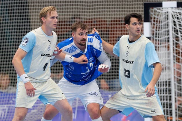 23.09.2026, xtgx, DHB-Pokal 2. Runde, Dessau-Rosslauer HV 06 - VfL Gummersbach emspor, v.l. Ellidi Snaer Vidarsson (Gummersbach, 4), Valentin Neagu (Dessau, 13), Nikola Roganovic (Gummersbach, 23) Zweikampf, Duell, Kampf, tackle Dessau